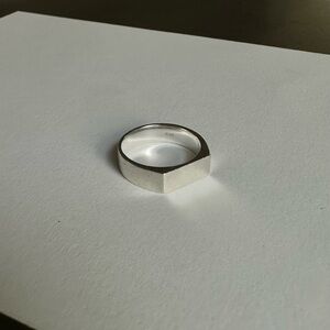Mejuri Slim Rectangular Signet Ring
Material: Brushed Sterling Silver
Size: 10